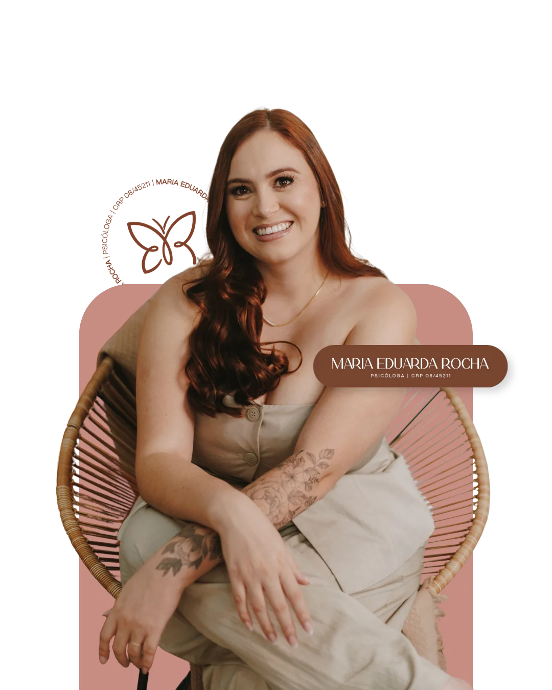 Retrato de Maria Eduarda Rocha, psicóloga, sentada em uma cadeira em fundo rosado.